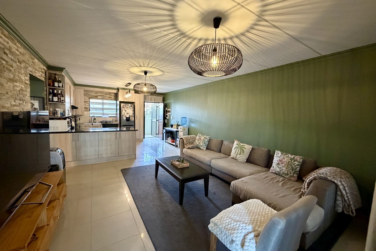 Stunning 3-bedroom townhouse for sale in Barbeque Downs, Midrand modern living at its finest! - Photo 3