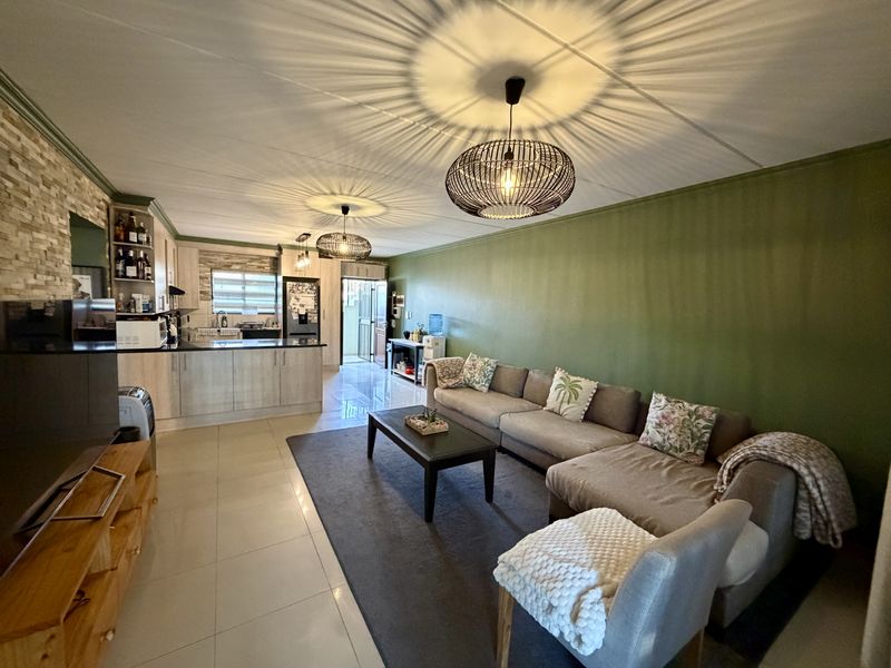 Stunning 3-bedroom townhouse for sale in Barbeque Downs, Midrand modern living at its finest! - Photo 3