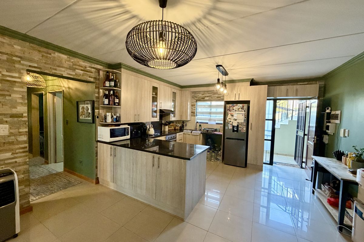 Stunning 3-bedroom townhouse for sale in Barbeque Downs, Midrand modern living at its finest! - Photo 2