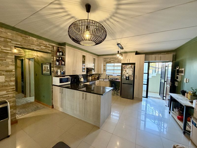 Stunning 3-bedroom townhouse for sale in Barbeque Downs, Midrand modern living at its finest! - Photo 2