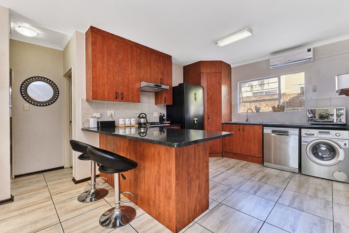 3 Bedroom Family Home with Solar, Pool & Spacious Living in Fairways, Barbeque Downs - Photo 5