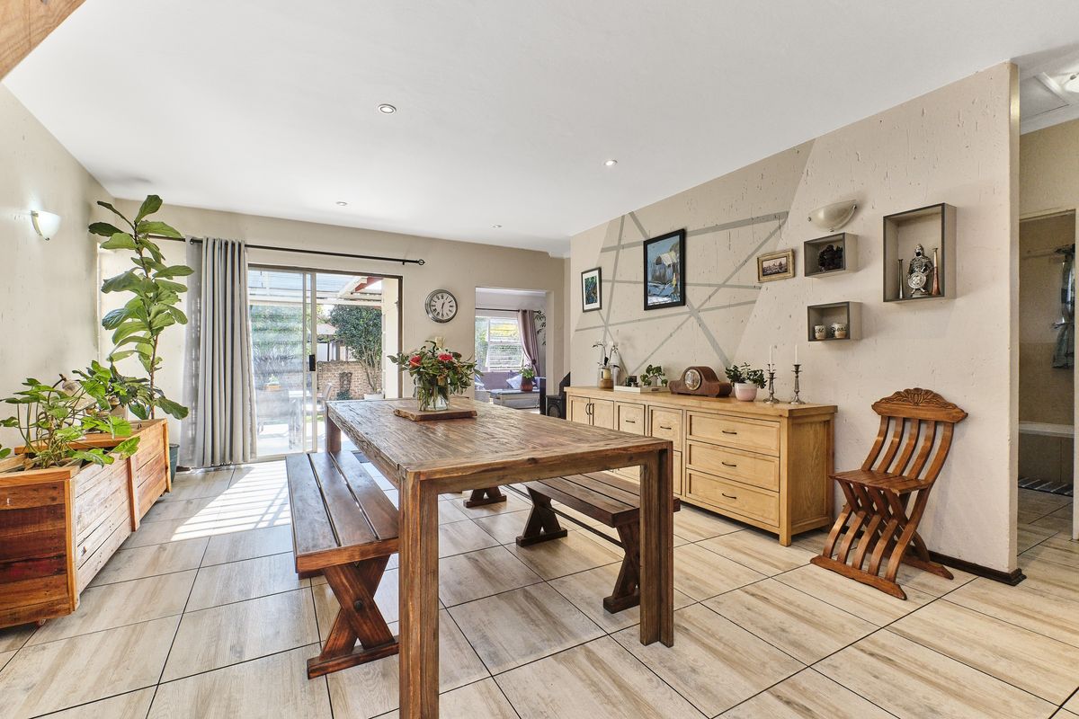 3 Bedroom Family Home with Solar, Pool & Spacious Living in Fairways, Barbeque Downs - Photo 2
