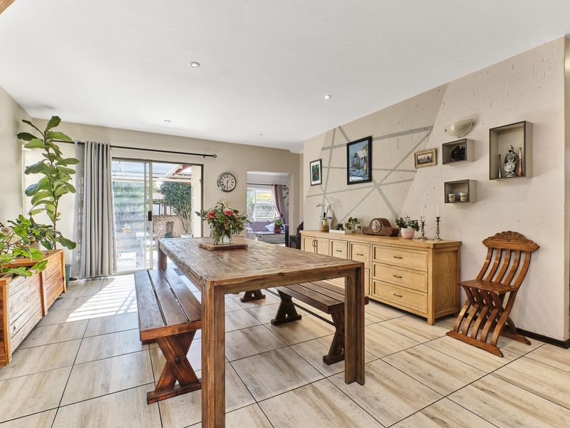 3 Bedroom Family Home with Solar, Pool & Spacious Living in Fairways, Barbeque Downs - Photo 2
