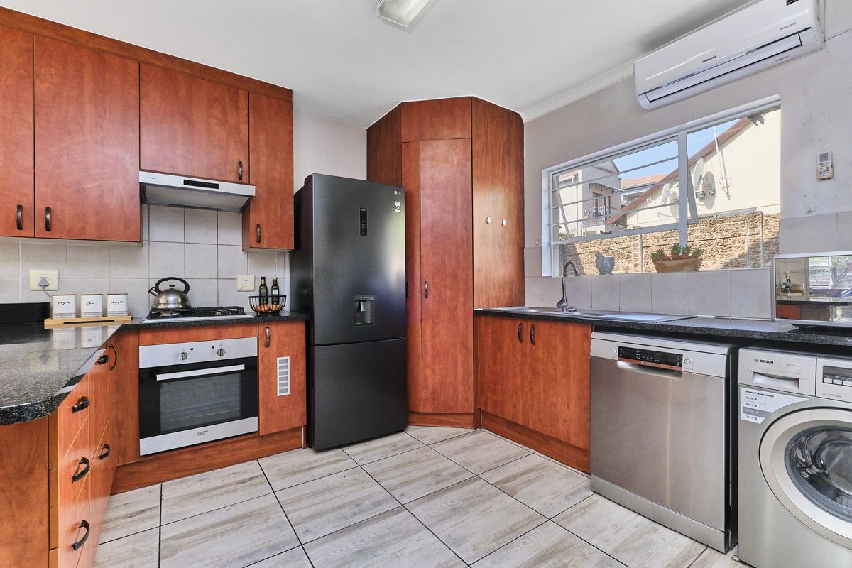 3 Bedroom Family Home with Solar, Pool & Spacious Living in Fairways, Barbeque Downs - Photo 4