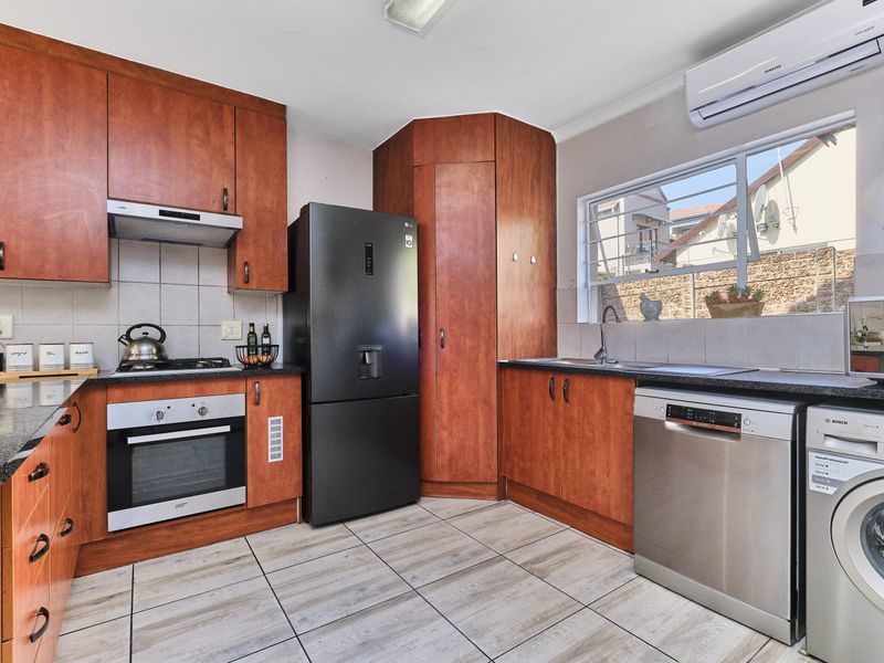 3 Bedroom Family Home with Solar, Pool & Spacious Living in Fairways, Barbeque Downs - Photo 4