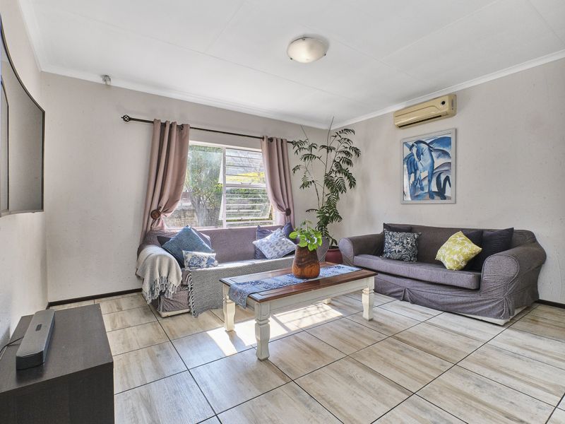 3 Bedroom Family Home with Solar, Pool & Spacious Living in Fairways, Barbeque Downs - Photo 10