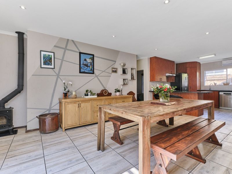 3 Bedroom Family Home with Solar, Pool & Spacious Living in Fairways, Barbeque Downs - Photo 6