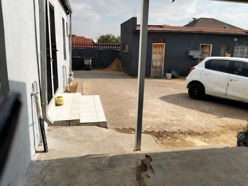 THREE BEDROOM HOUSE FOR SALE - Photo 9