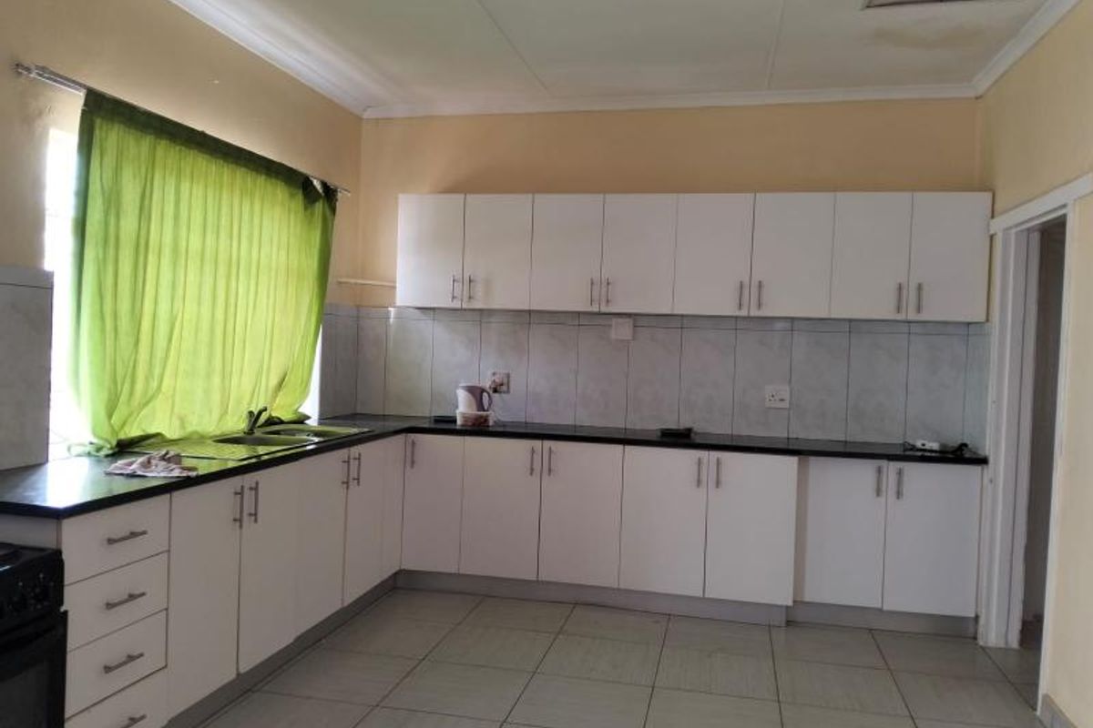 THREE BEDROOM HOUSE FOR SALE - Photo 2
