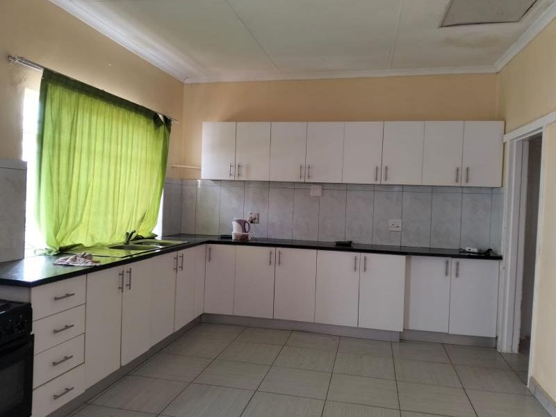 THREE BEDROOM HOUSE FOR SALE - Photo 2