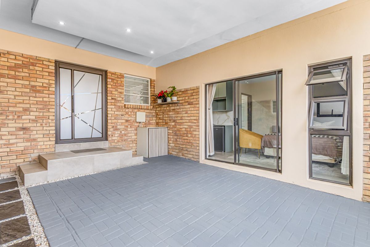 Majestic 3 Bedroom Freehold house in a Quiet Estate situated in Noordhang - Photo 3