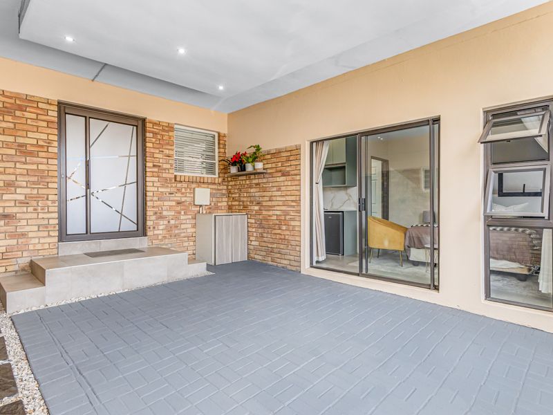 Majestic 3 Bedroom Freehold house in a Quiet Estate situated in Noordhang - Photo 3