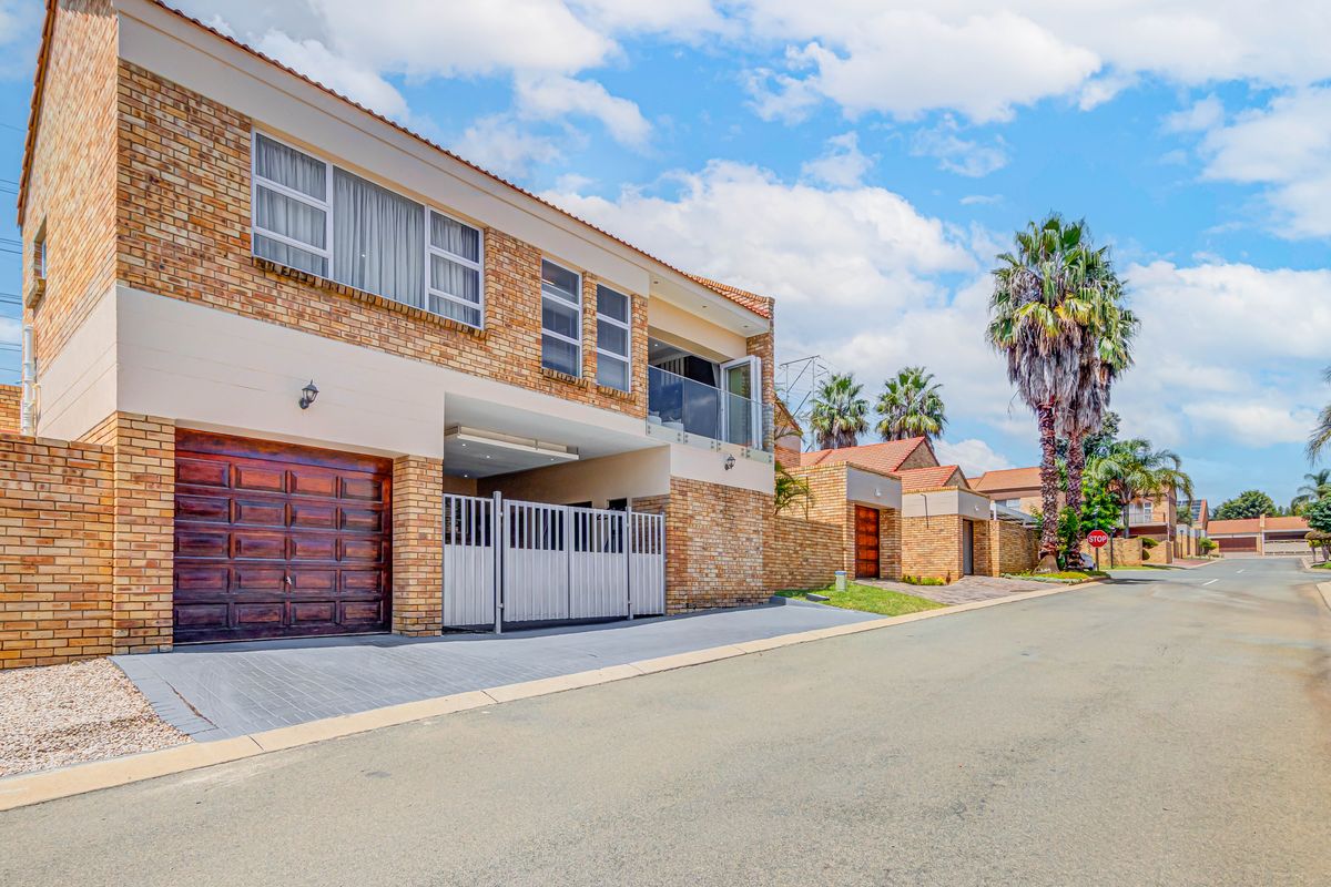 Majestic 3 Bedroom Freehold house in a Quiet Estate situated in Noordhang - Photo 2