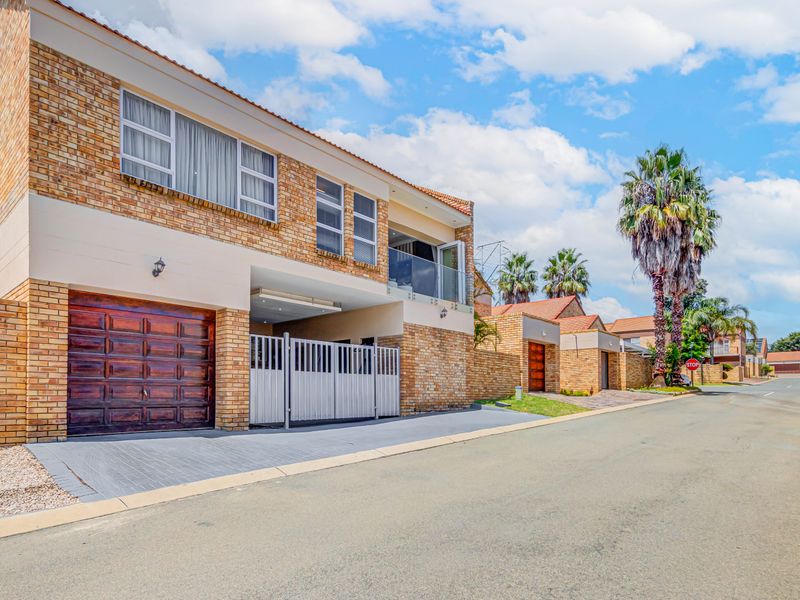 Majestic 3 Bedroom Freehold house in a Quiet Estate situated in Noordhang - Photo 2