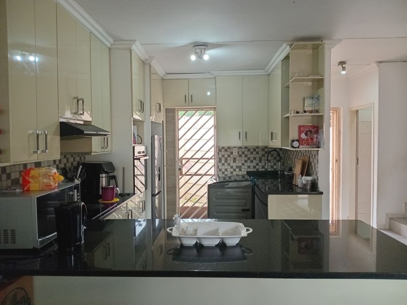Duplex Townhouse For Sale - Photo 7