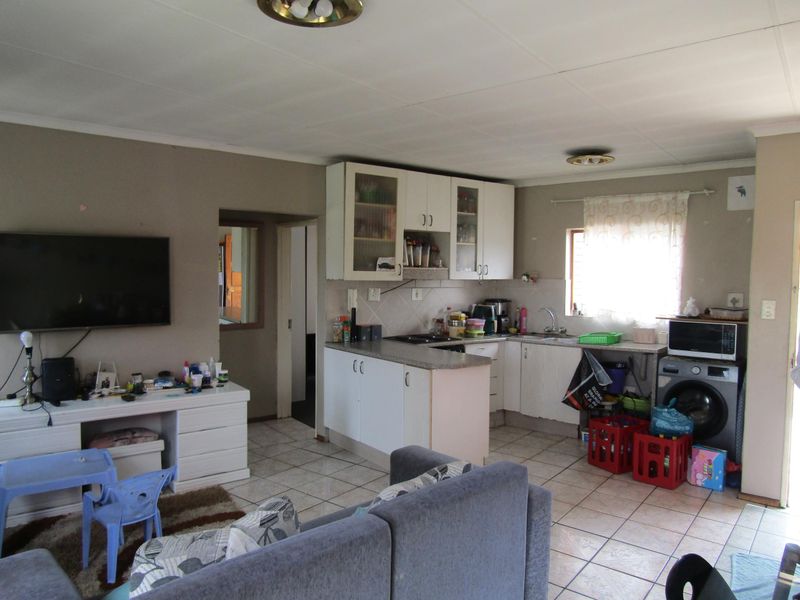 Apartment For Sale In Johannesburg - Photo 3