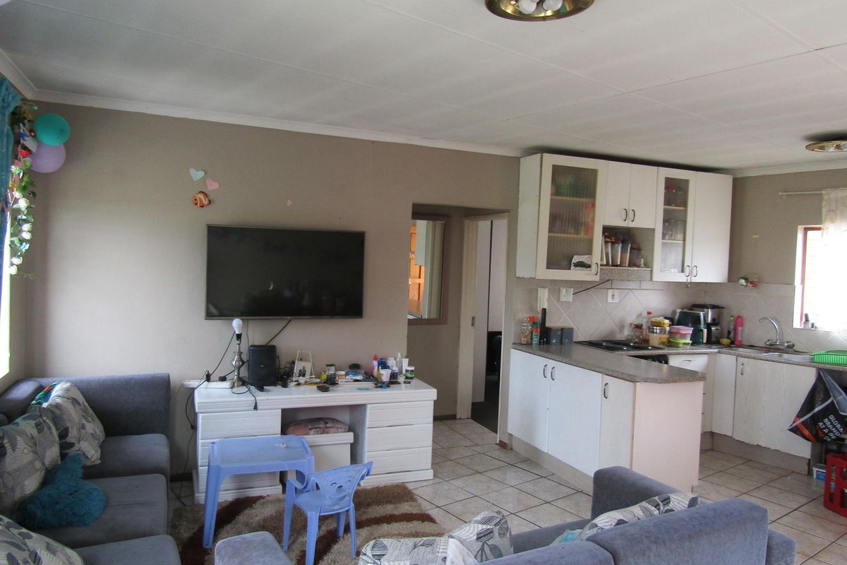 Apartment For Sale In Johannesburg - Photo 2