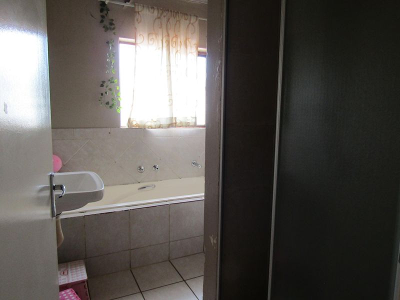 Apartment For Sale In Johannesburg - Photo 8