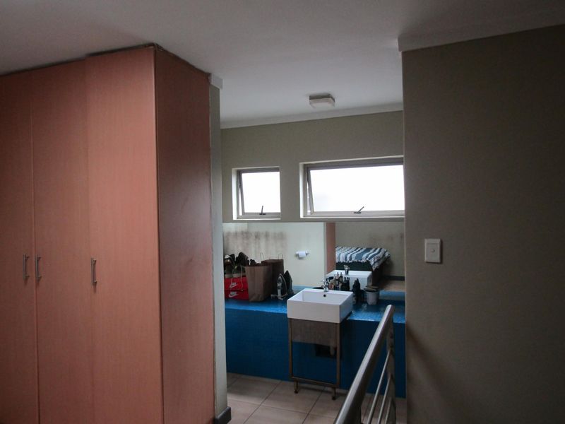 Apartment For Sale In Johannesburg - Photo 7