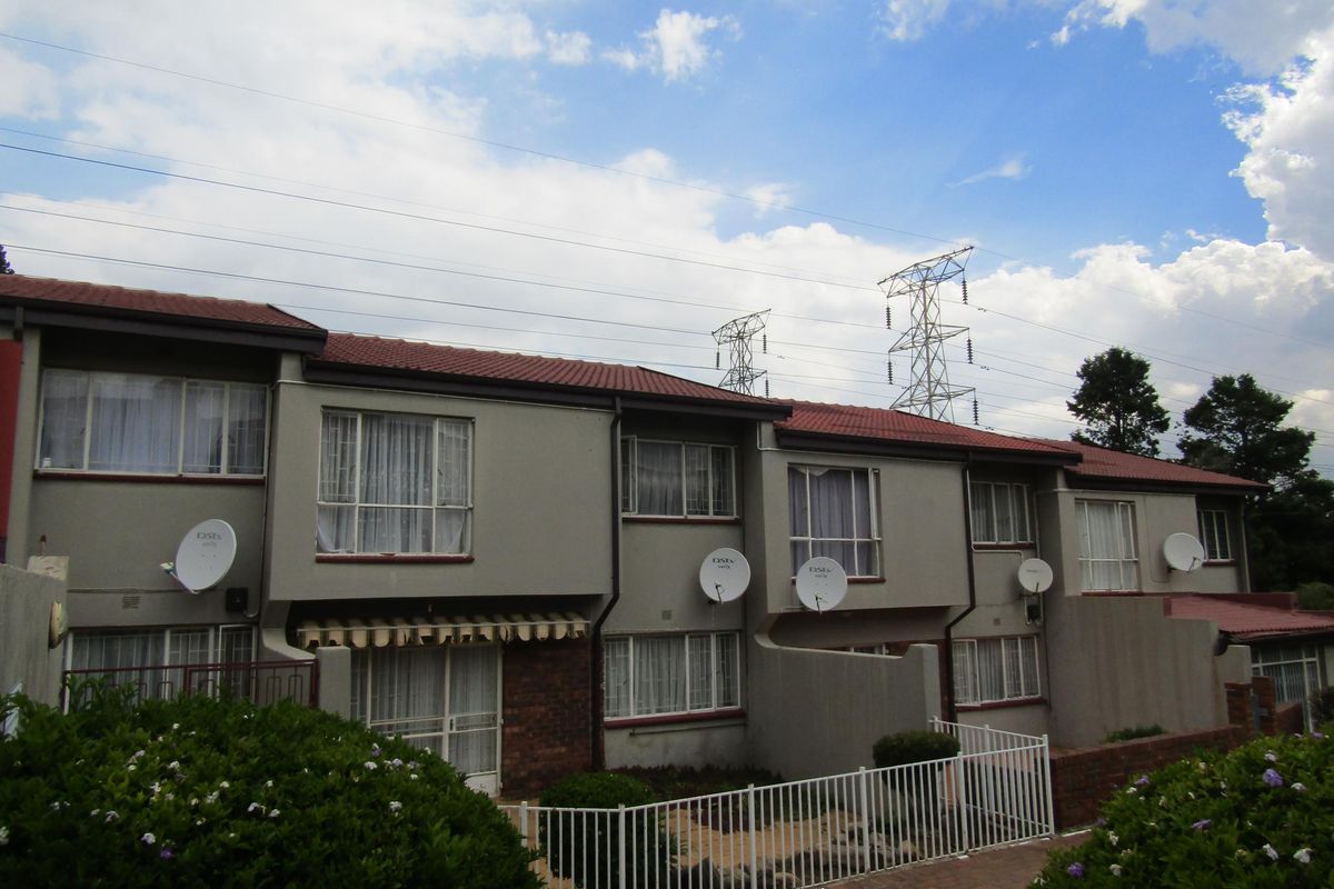 Townhouse For Sale In Johannesburg - Photo 2