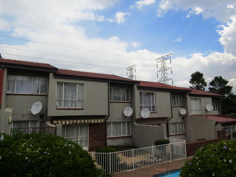 Townhouse For Sale In Johannesburg - Photo 2