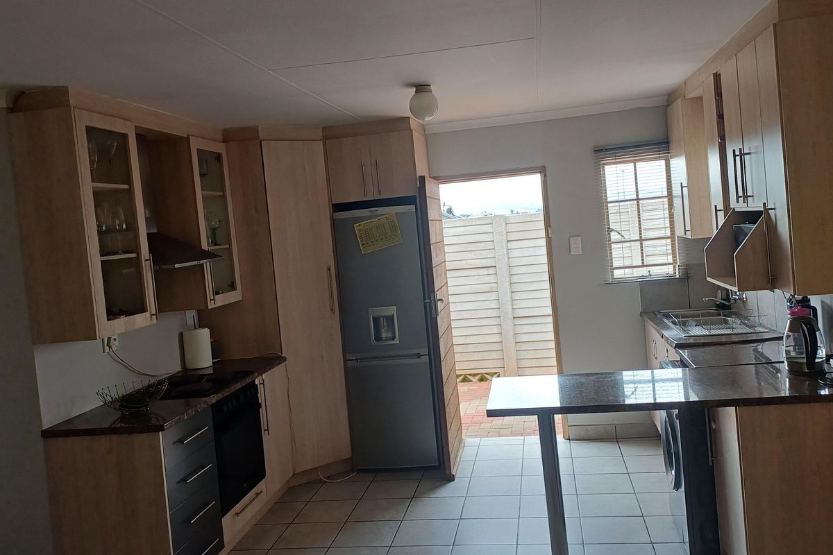 Freehold For Sale In Alberton - Photo 2