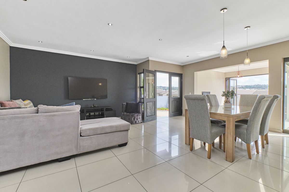 Stunning 3-bedroom house in Woodlands Estate, - Photo 4