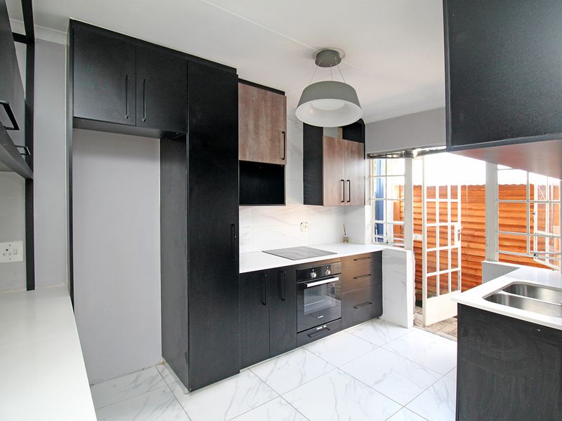 Auction Opportunity: Stylish 2 Bed Home with Unmatched Central Access - Photo 7