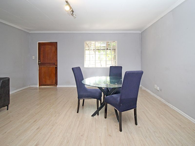 Auction Opportunity: Stylish 2 Bed Home with Unmatched Central Access - Photo 4