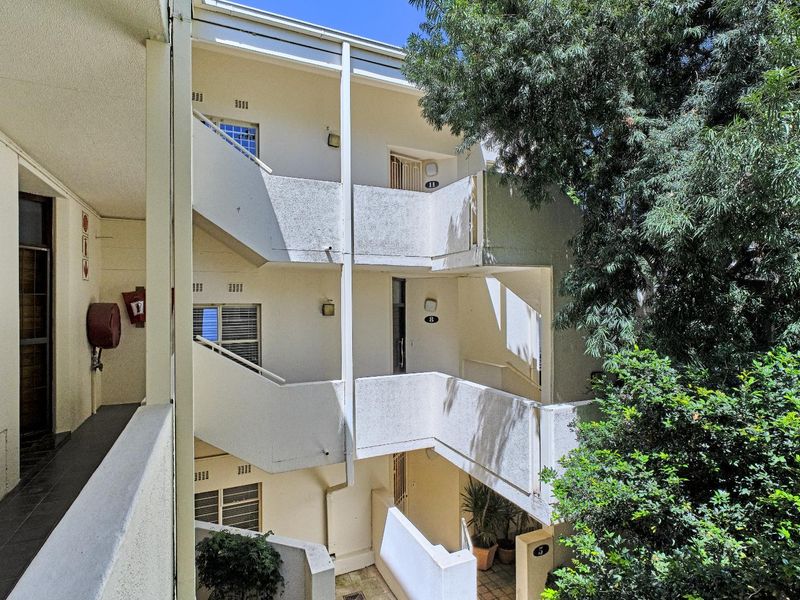 1 BEDROOM APARTMENT WITH ENCLOSED BALCONY FOR SALE IN ILLOVO, SANDTON - Photo 9