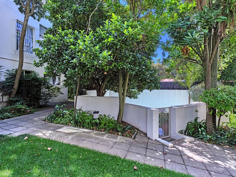 1 BEDROOM APARTMENT WITH ENCLOSED BALCONY FOR SALE IN ILLOVO, SANDTON - Photo 7