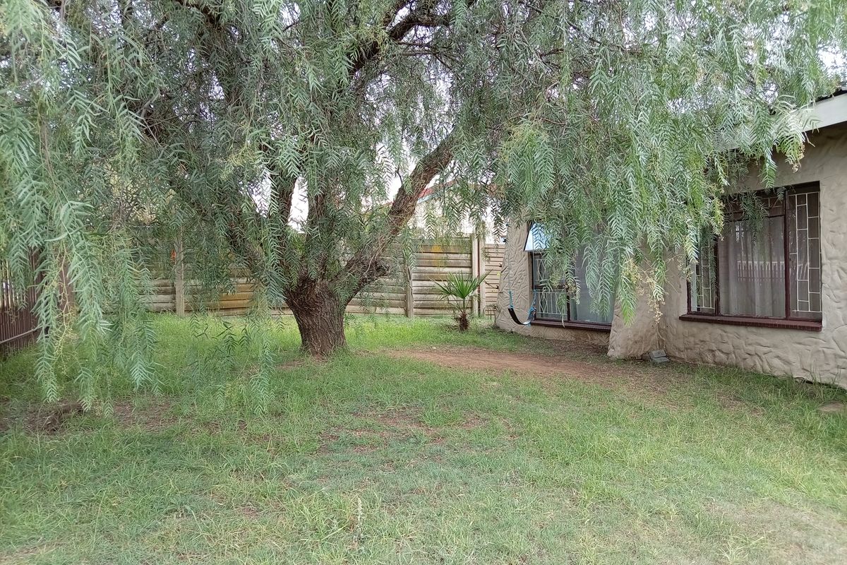 Massive 4 Bedroom Steal. Best Value in Town at R980 000 - Photo 3