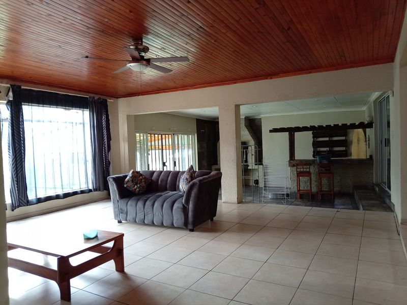 Massive 4 Bedroom Steal. Best Value in Town at R980 000 - Photo 9