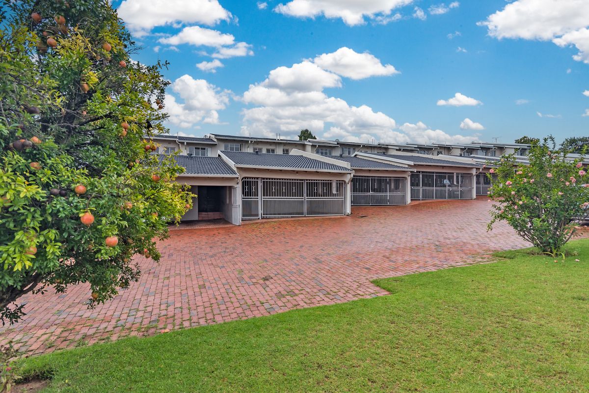 Spacious.  Private garden.  Pet friendly.  Prime location. - Photo 2