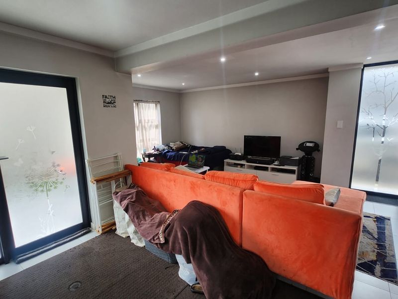 Secure, Stylish Duplex Living in the Heart of Convenience - Photo 9