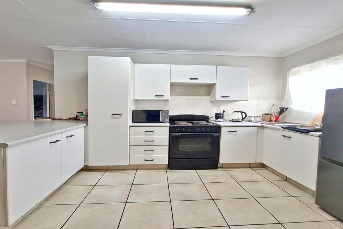 Elegant 2-Bedroom First-Floor Apartment in Sunset Close - Photo 5