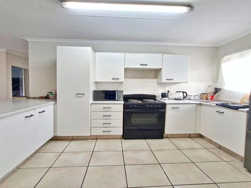 Elegant 2-Bedroom First-Floor Apartment in Sunset Close - Photo 5