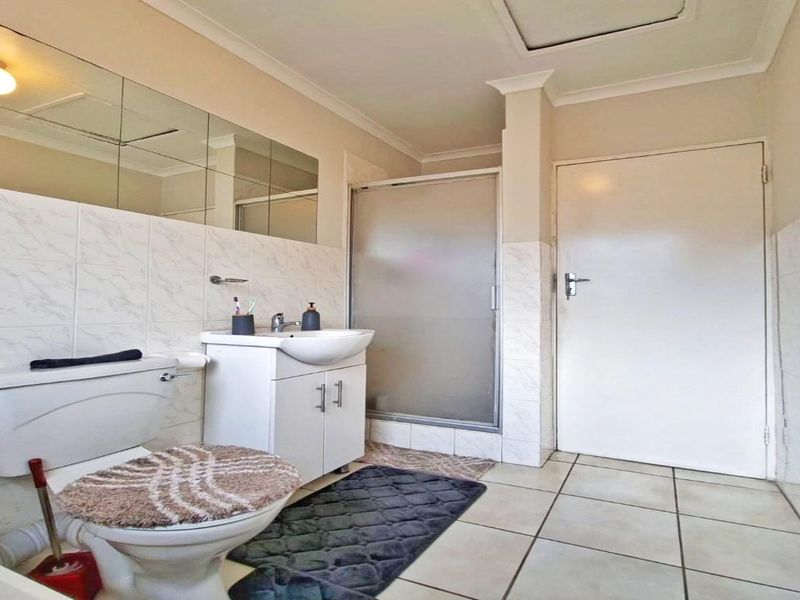 Elegant 2-Bedroom First-Floor Apartment in Sunset Close - Photo 9