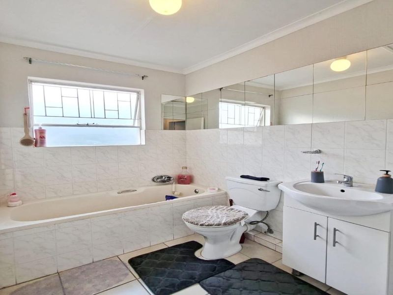 Elegant 2-Bedroom First-Floor Apartment in Sunset Close - Photo 10