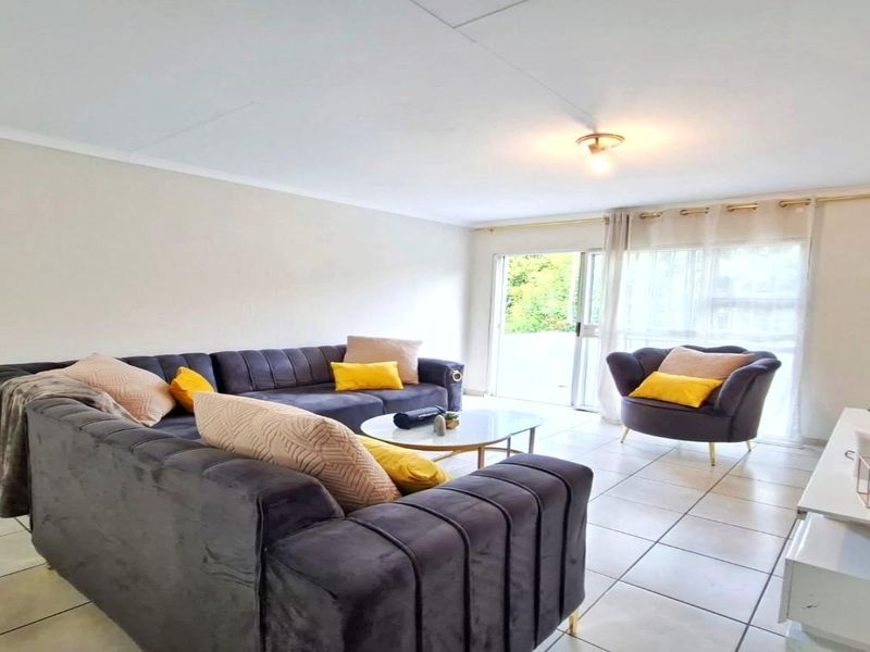 Elegant 2-Bedroom First-Floor Apartment in Sunset Close - Photo 3