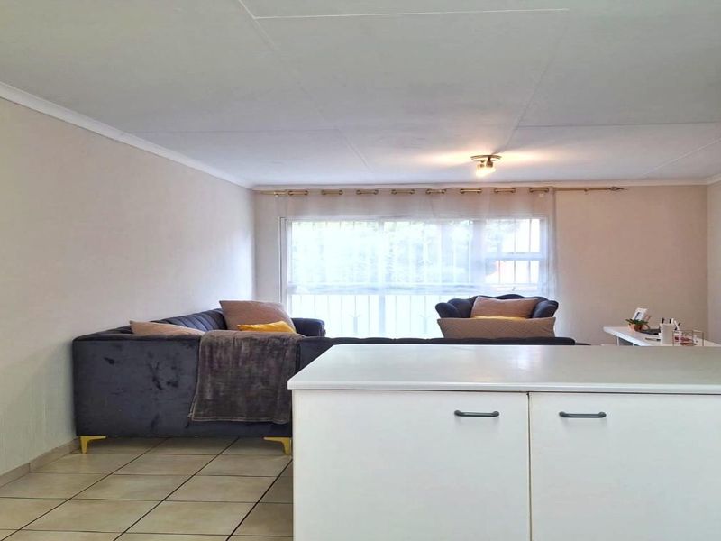 Elegant 2-Bedroom First-Floor Apartment in Sunset Close - Photo 6