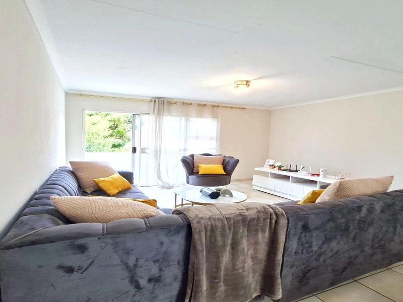 Elegant 2-Bedroom First-Floor Apartment in Sunset Close - Photo 2