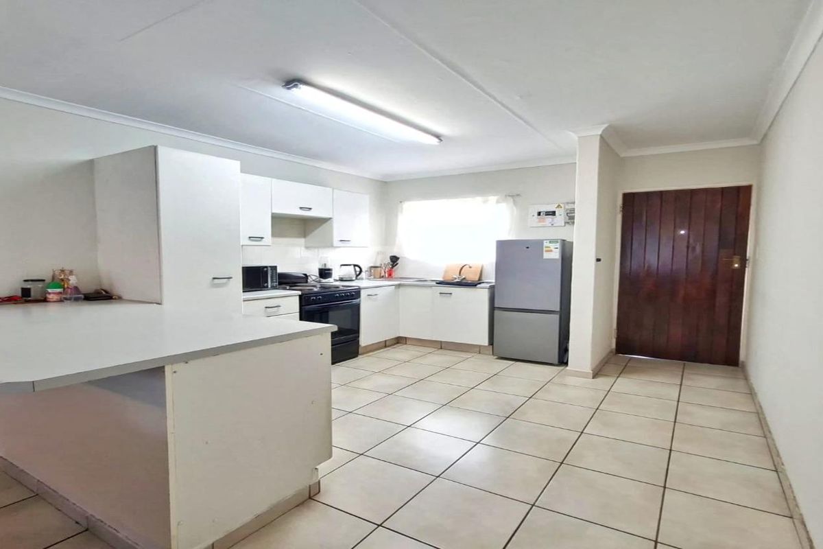 Elegant 2-Bedroom First-Floor Apartment in Sunset Close - Photo 4