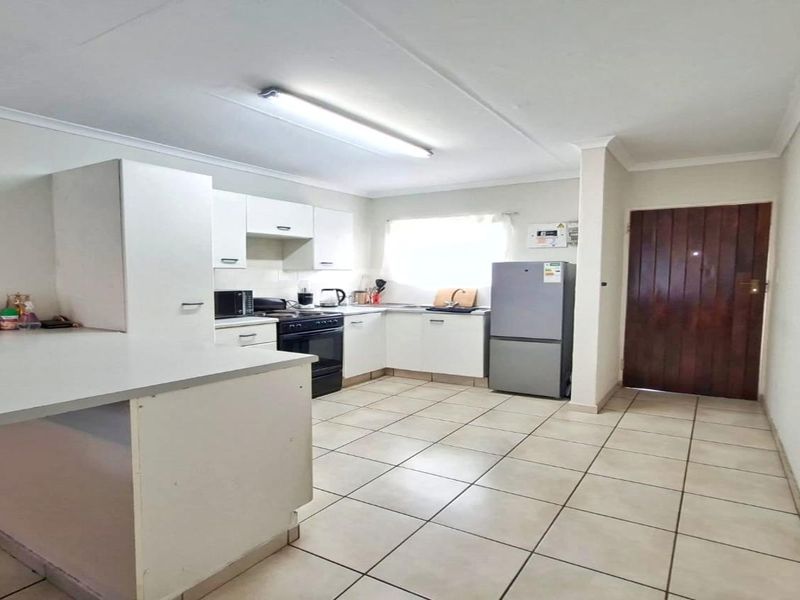 Elegant 2-Bedroom First-Floor Apartment in Sunset Close - Photo 4