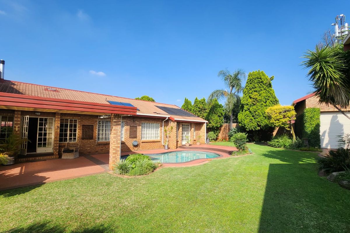 "One of a Kind" - House + Caravan Garage with Loft! - Photo 5