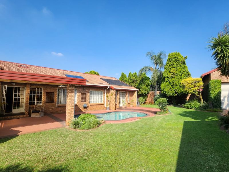 "One of a Kind" - House + Caravan Garage with Loft! - Photo 5