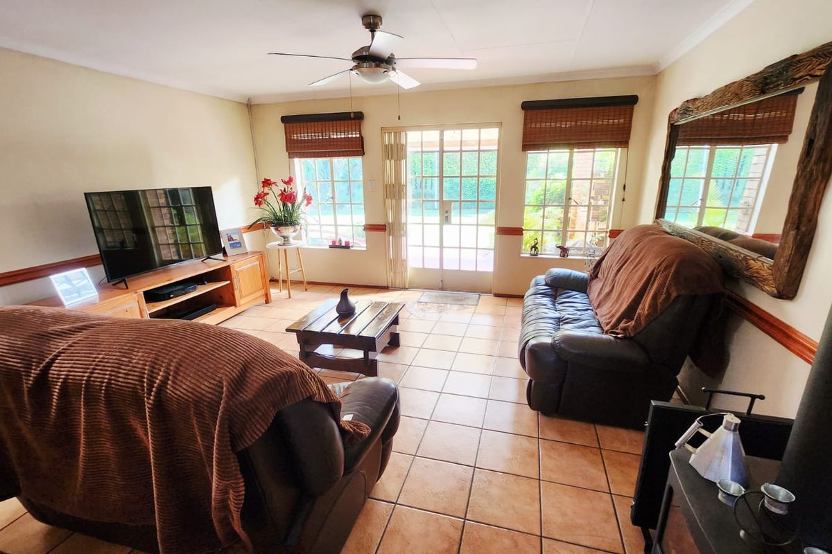 "One of a Kind" - House + Caravan Garage with Loft! - Photo 2