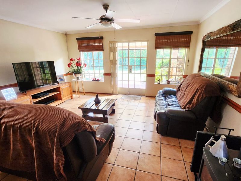 "One of a Kind" - House + Caravan Garage with Loft! - Photo 2