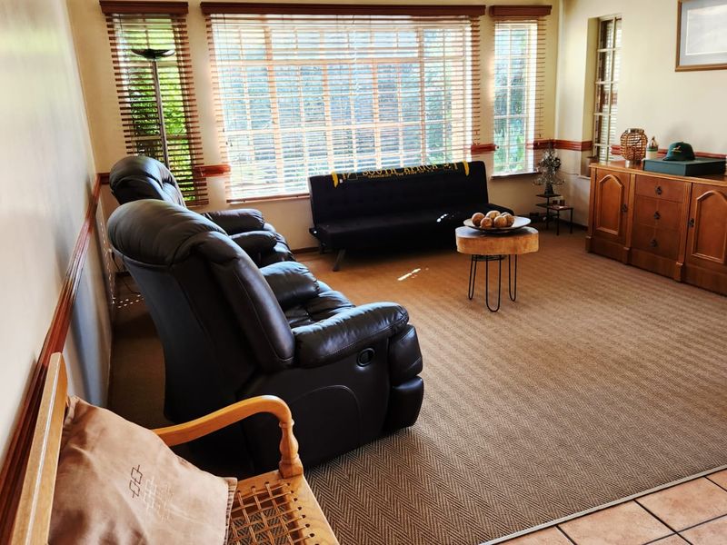 "One of a Kind" - House + Caravan Garage with Loft! - Photo 10