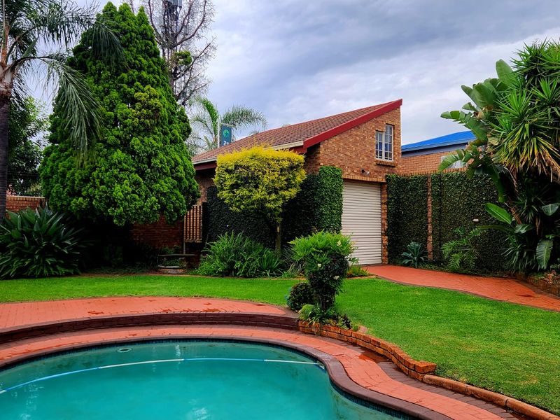 "One of a Kind" - House + Caravan Garage with Loft! - Photo 8